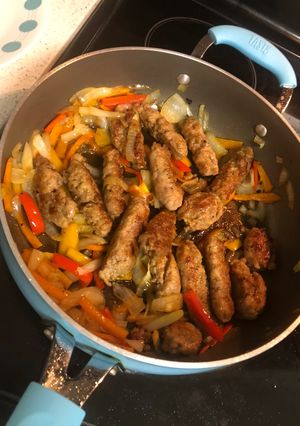 Una foto de Sweet Italian Sausages salteados con vegetales (chorizo Italiano)