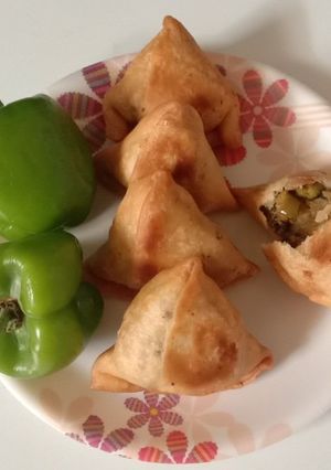 આલુ કેપ્સિકમ સમોસા (samosa recipe in Gujarati) રેસીપી મુખ્ય ફોટો