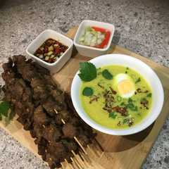 A picture of Indonesian yellow chicken soup in coconut milk.