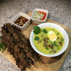 A picture of Indonesian yellow chicken soup in coconut milk.
