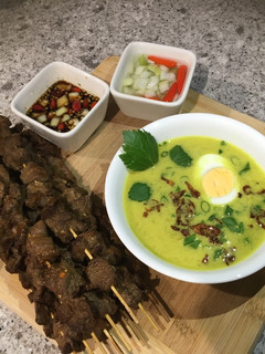 A picture of Indonesian yellow chicken soup in coconut milk.