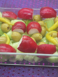 Una foto de Ensalada de pepino y rábanos