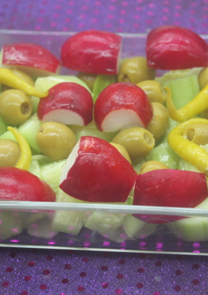 Una foto de Ensalada de pepino y rábanos