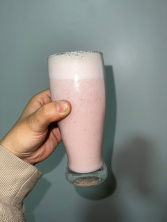 Una foto de Batido de fresa y crema de maní 🥜