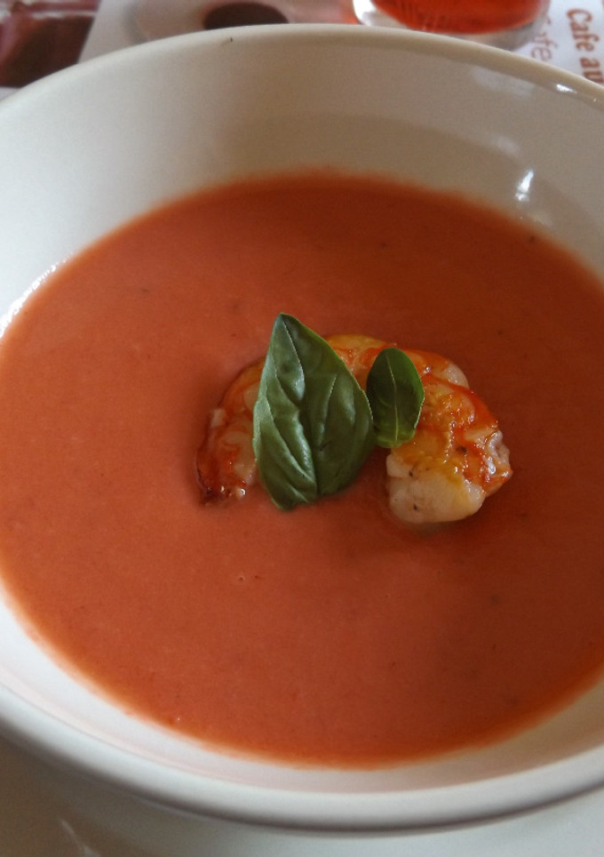 Una foto de Sopa fría de tomate y fresas con langostinos