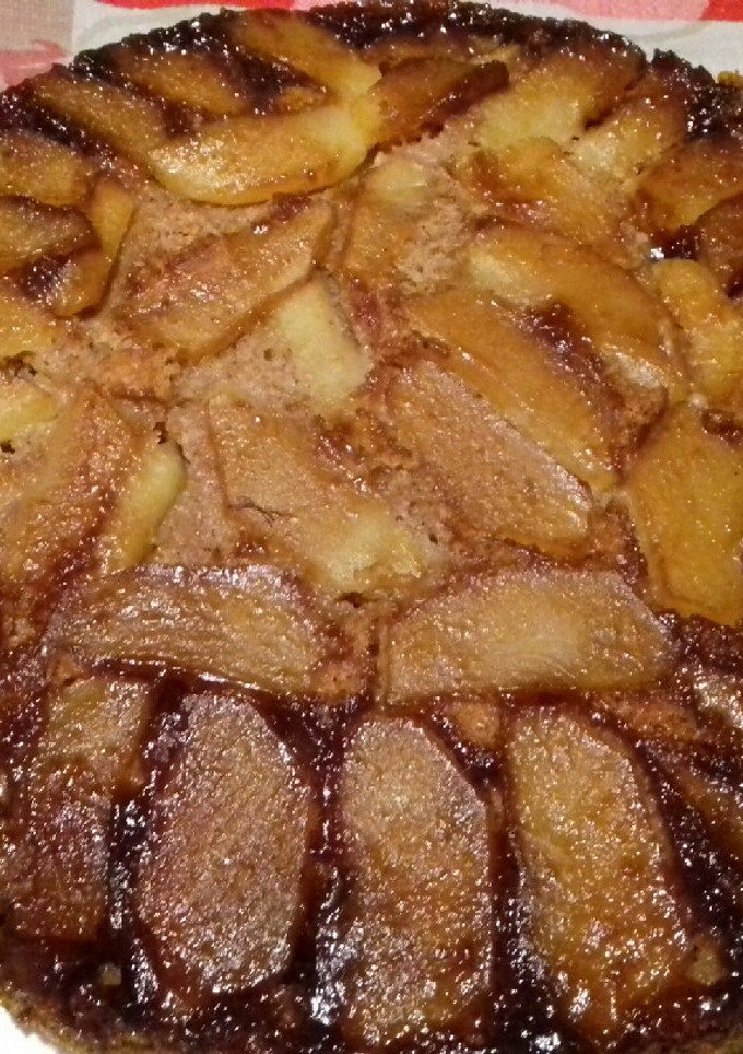 Una foto de Tarta invertida de manzana y plátano