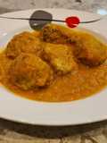 Albóndigas de carne y champiñones en salsa de tomate y calabacín