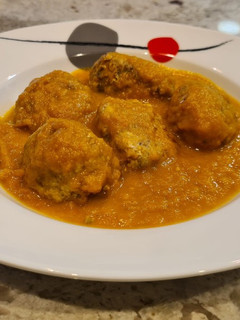 Una foto de Albóndigas de carne y champiñones en salsa de tomate y calabacín