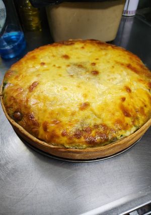 Una foto de Tarta de jamón y queso con corazón de espinaca