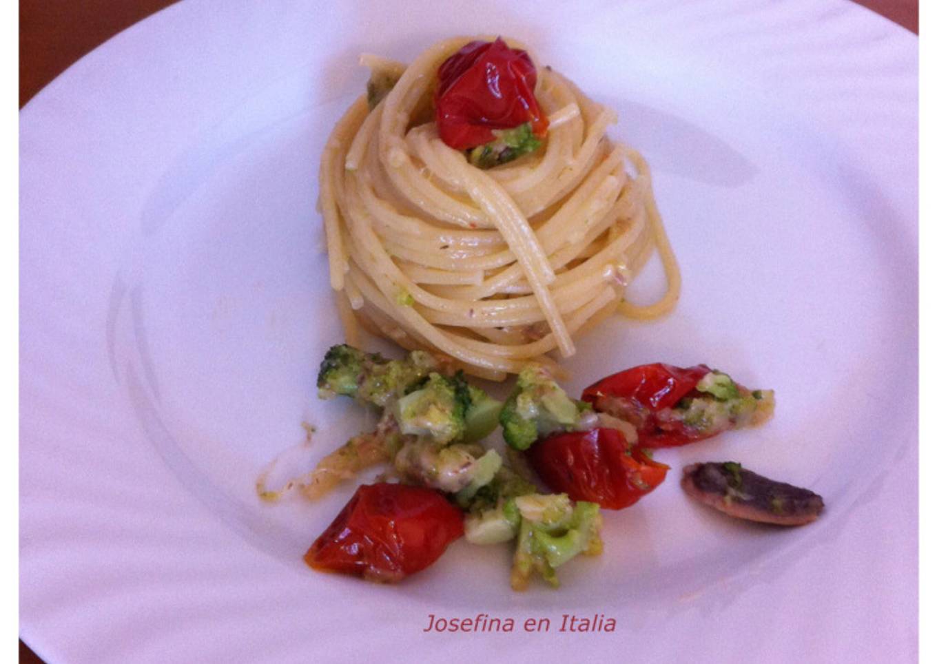 Spaghetti with broccoli, sun-dried tomatoes, anchovies / spaghetti with broccoli, tomato slices