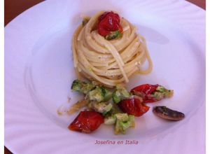 Una foto de Espaguetis con brócoli, tomates secos y anchoas / Spaghetti con broccoli, pomodori secchi e acciughe