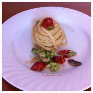 Espaguetis con brócoli, tomates secos y anchoas / Spaghetti con broccoli, pomodori secchi e acciughe