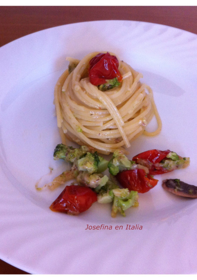 Una foto de Espaguetis con brócoli, tomates secos y anchoas / Spaghetti con broccoli, pomodori secchi e acciughe