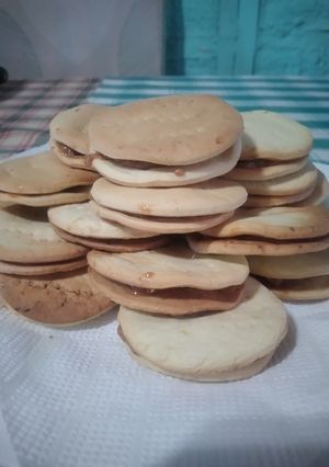 Una foto de Alfajor de masa delgada 🍋De limón 🍋