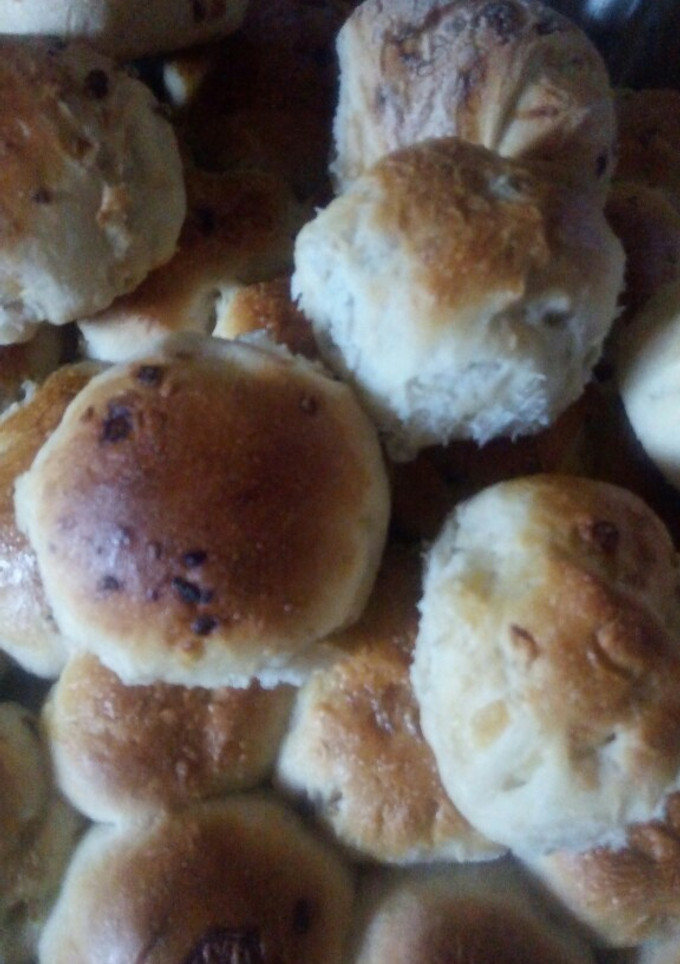 Una foto de Pancitos con aceitunas y cebolla