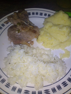 Una foto de Chuletas de cerdo con puré de papas y arroz con queso