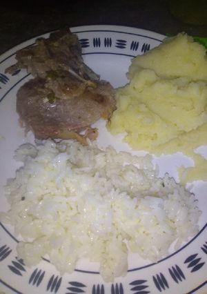Una foto de Chuletas de cerdo con puré de papas y arroz con queso