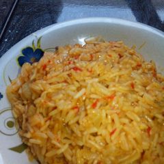 A picture of Jellop rice with spaghetti.