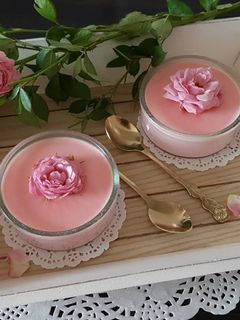 O poză a rețetei Panna Cotta cu apă de trandafiri.