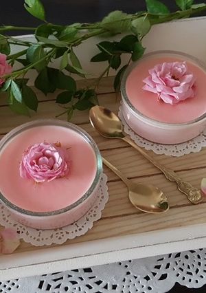 O poză a rețetei Panna Cotta cu apă de trandafiri.