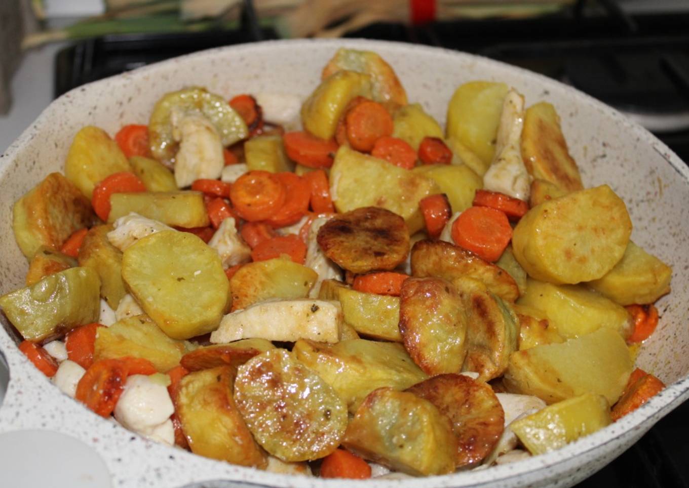 Poêlée pommes de terre, carottes, poulet