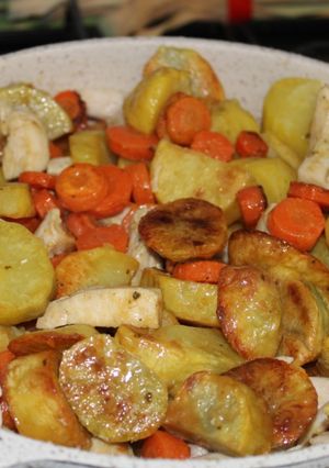 Une photo de Poêlée pommes de terre, carottes, poulet