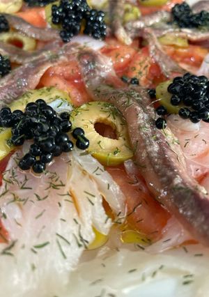 Una foto de Carpacho de tomate rosa y bacalao ahumado