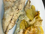 Una foto de bifes con papas y cebolla