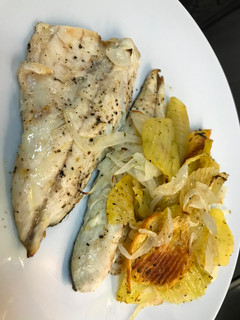 Una foto de Lubina con limón, patatas y cebolla en Airfryer Cosori