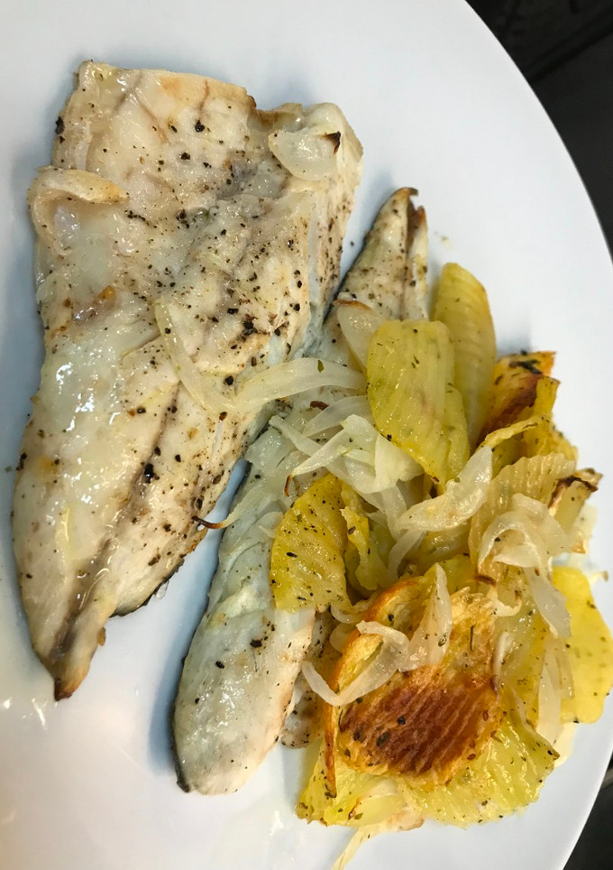 Una foto de Lubina con limón, patatas y cebolla en Airfryer Cosori