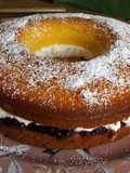 Savarín de maíz con relleno de cerezas y arándanos con nata