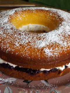 Una foto de Savarín de maíz con relleno de cerezas y arándanos con nata