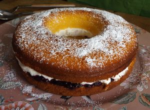 Foto principal de Savarín de maíz con relleno de cerezas y arándanos con nata