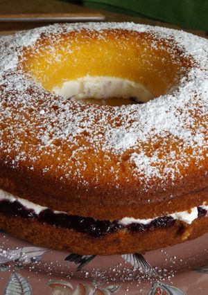 Una foto de Savarín de maíz con relleno de cerezas y arándanos con nata