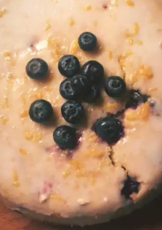 Una foto de Tarta de limón y arándanos