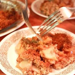 A picture of Exquisite Apple Crumble Pie.
