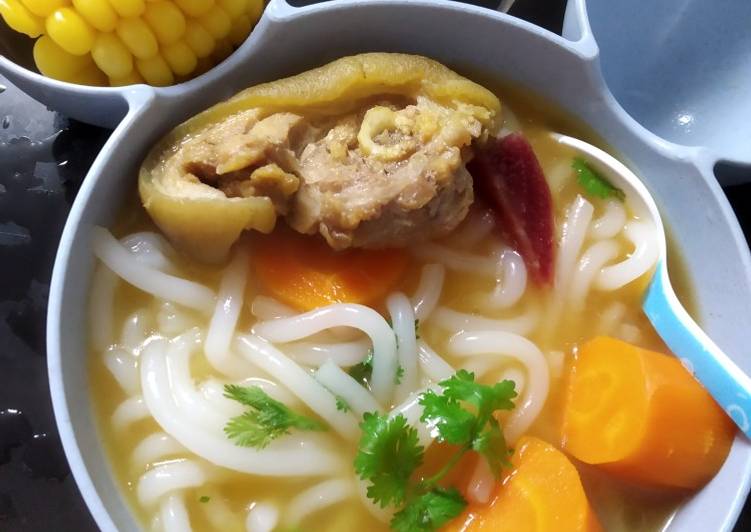 Bánh canh giò heo