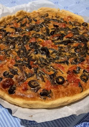 Foto di Quiche con radicchio, olive e pomodorini
