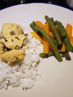 Una foto de Pollo en salsa con arroz basmati y verduras al vapor