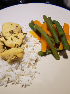 Una foto de Pollo en salsa con arroz basmati y verduras al vapor