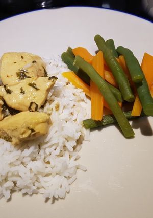 Una foto de Pollo en salsa con arroz basmati y verduras al vapor