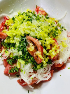 Una foto de Ensalada chilena con ají verde