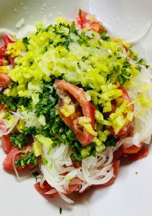 Una foto de Ensalada chilena con ají verde