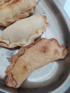Una foto de Empanadas fritas en grasa, de carne con masa casera