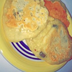 A picture of Flour Oatmeal Pancakes with Sultanas.