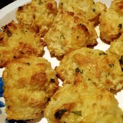 A picture of Cheesy Garlic Butter Biscuits.