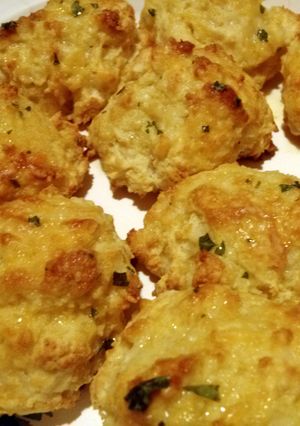 A picture of Cheesy Garlic Butter Biscuits.