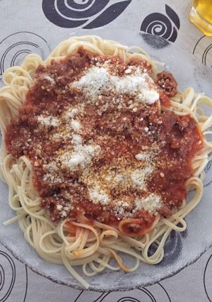 Una foto de Tallarines con salsa boloñesa