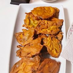 A picture of Palak leaves pakoray.