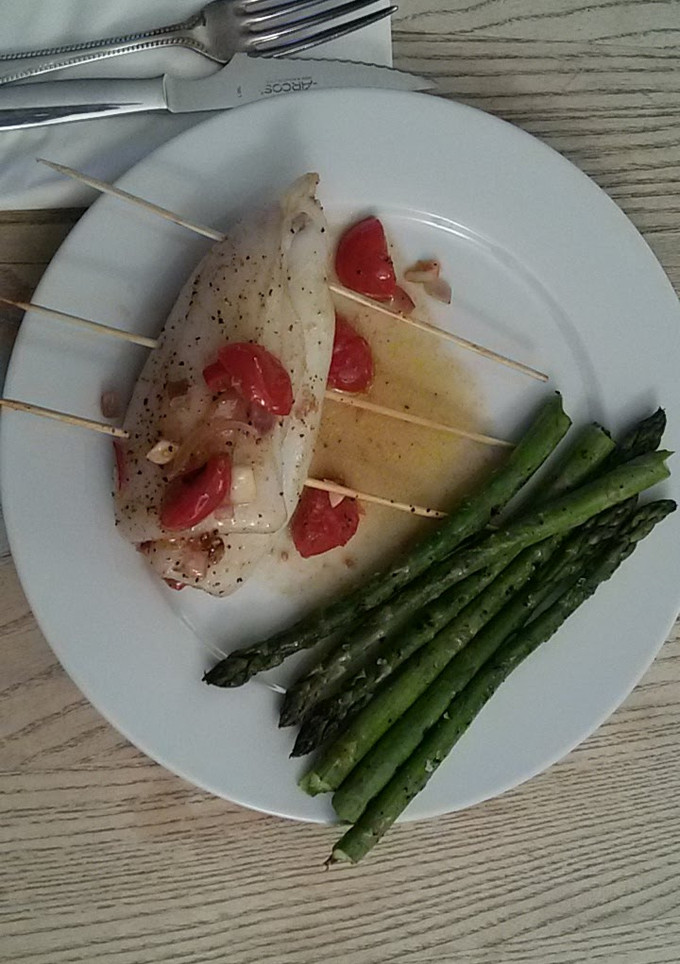 A picture of Stuffed squid with asparagus and tapenade.